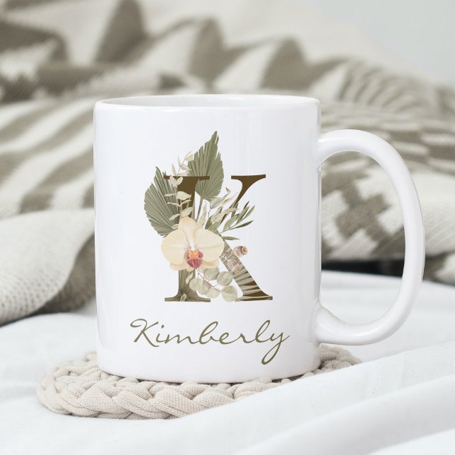 Taza De Café Nombre personalizado inicial de K Boho Floral Orqu (A personalized coffee mug with a floral design and your initial. Perfect for a cozy morning.)