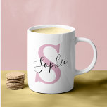 Taza De Café Nombre personalizado moderno Monograma rosa<br><div class="desc">Nombre personalizado moderno Monograma rosa</div>
