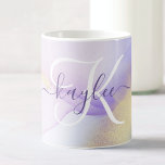 Taza De Café Nombre personalizado Monograma color de agua púrpu<br><div class="desc">Personaliza fácilmente este estilo glamoroso de pintura de acuarela lila abstracta y el fondo falso de pulverización dorada con tus detalles personalizados.</div>