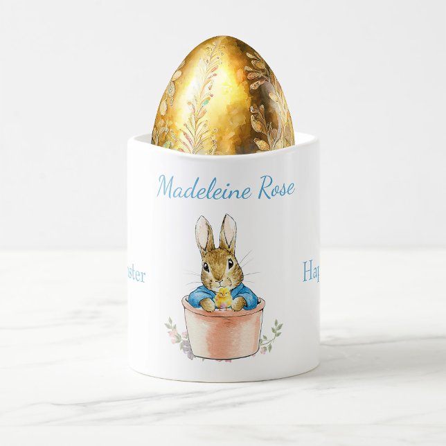 Taza De Café Nombre personalizado Peter the Rabbit Happy Easter (Custom name design, pop an easter egg and turn this into a unique Easter gift)