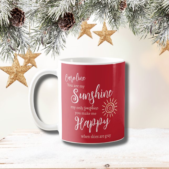 Taza De Café Nombre personalizado Sunshine hacerme feliz Navida (Custom Name You Are My Sunshine, You Make Me Happy Mug in Christmas Red with Modern Script Font.)