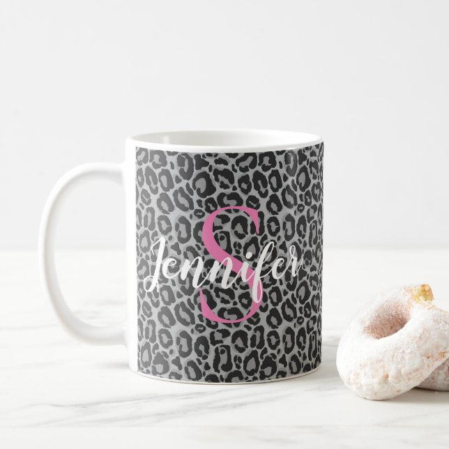 Taza De Café Nombre y monograma rosado personalizado de Leopard (Con donut)