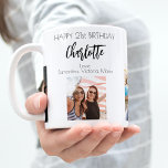 Taza De Café Nombres de fotos en blanco de amigo de cumpleaños<br><div class="desc">Un regalo de los amigos por el cumpleaños 21 de una mujer, celebrando su vida con 3 de sus fotos de ella, sus amigos, familia, interés o mascotas. Personalice y agregue su nombre, edad 21 y sus nombres. Letras de color negro. Moda, fondo blanco clásico. Su nombre está escrito con...</div>