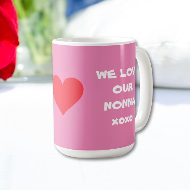 Taza De Café NOSOTROS AMAMOS NUESTRA NONNA - Abuela italiana ro (WE LOVE OUR NONNA - White Scrip[t on Soft Pink with Red Heart - Coffee Mug for Italian Grandma.)