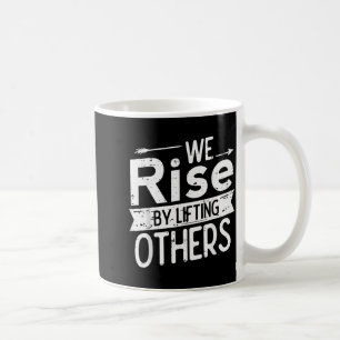 Taza De Café Nosotros nos elevamos al levantar a otros Dicho mo