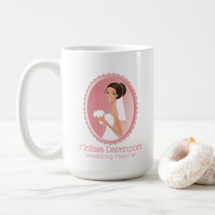 Taza De Café Novia con un vestido Boda blanco llevando un Bouqu
