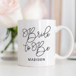 Taza De Café Novia para ser negro, moderno guión, boda personal<br><div class="desc">El guión moderno y casual de caligrafía negra de moda "Novia a Ser" boda nupcial de mujeres tazón de café presenta texto personalizado que puede ser personalizado con el nombre de la novia. Hace un dulce regalo para el futuro Sra.</div>