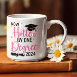 Taza De Café Now Hotter By one Degree 2024 Funny Graduated Gift<br><div class="desc">Lindo diseño para Graduados en este año 2024" con la Frase NOW HOTTER BY ONE DEGREE" con linda tipografia en color rosa y blanco este diseño es ideal para regalar a mujeres ya sea graduada de secundaria o de universidad.</div>