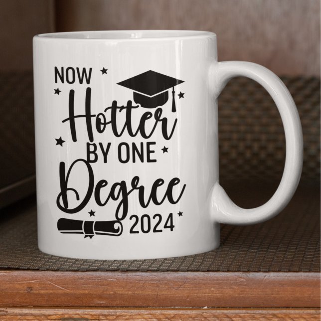 Taza De Café Now Hotter By one Degree 2024 Funny Graduated Gift (Subido por el creador)
