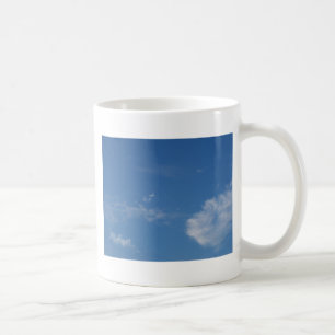 Taza De Café nubes blancas de cielo azul oscuro