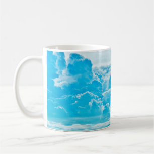 Taza De Café nubes blancas y fondo azul cielo brillante, pano