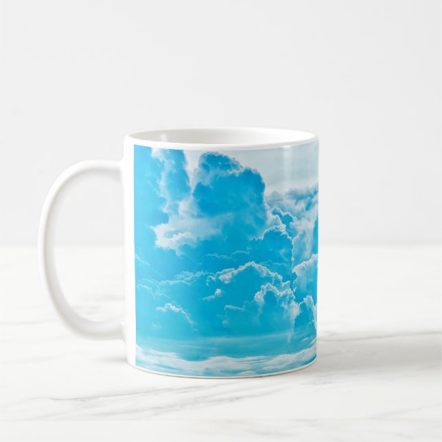 Taza De Café nubes blancas y fondo azul cielo brillante, pano (Izquierda)