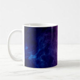 Taza De Café Nubes de humo moradas y azules en la espalda oscur
