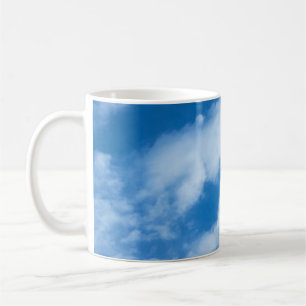 Taza De Café Nubes en el cielo blanco y azul