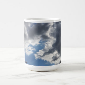 Taza De Café Nubes "plateadas en el cielo" en una