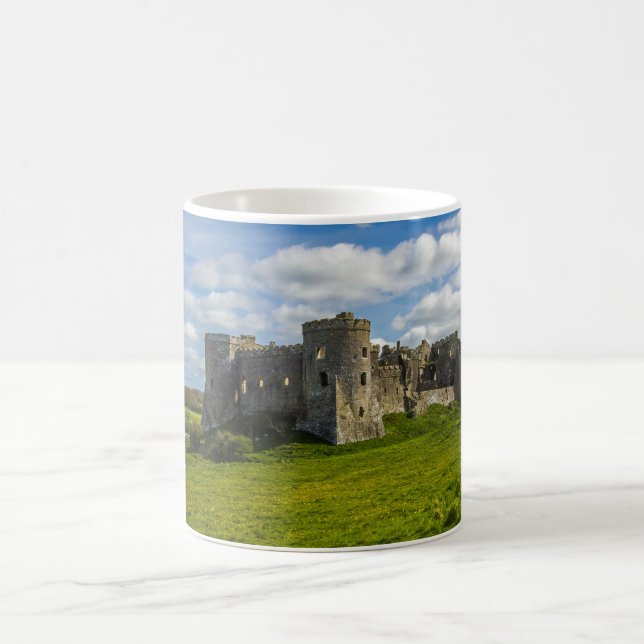Taza De Café Nubes sobre el castillo de Carew (Centro)
