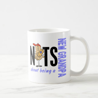 Taza De Café Nueces sobre ser un nuevo azul del abuelo 1
