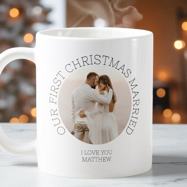 Taza De Café Nuestra primera foto de la pareja recién casada en (Our First Christmas Married Newlywed Couple Photo Coffee Mug)