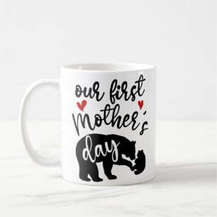 Taza De Café Nuestro primer Día de la Madre Corazones Mama Bear