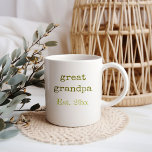 Taza De Café Nuevas estadísticas de natalidad para el abuelo<br><div class="desc">El nuevo Gran Abuelo personalizó la taza. Este diseño de tipografía de moda está escrito con texto de máquina de escribir vintage y tipografía empanada en tonos verde oliva. La redacción es totalmente editable, así que si tu nuevo bisabuelo es en realidad un nuevo genio, por ejemplo, puedes personalizarlo sólo...</div>