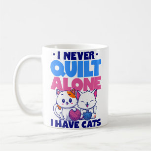 Taza De Café Nunca Cose Sola Tengo Gatos Cosienedo Tejiendo