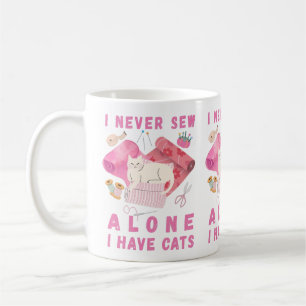 Taza De Café Nunca Coso Sola Tengo Gatos - Un Gato Cosido