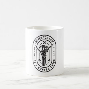 Taza De Café Nunca demasiado tarde para el surfista de esquelet