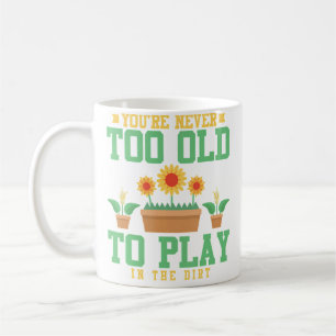 Taza De Café Nunca Eres Demasiado Mayor Para Jugar En La Tierra