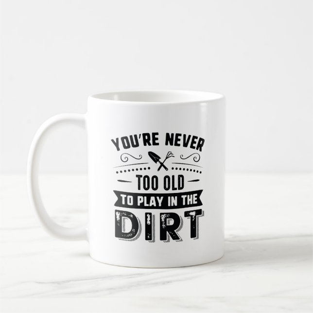 Taza De Café Nunca eres demasiado viejo para jugar en la tierra (Izquierda)