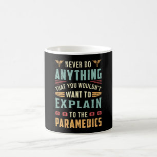 Taza De Café Nunca hagas algo gracioso por los EMS paramédicos
