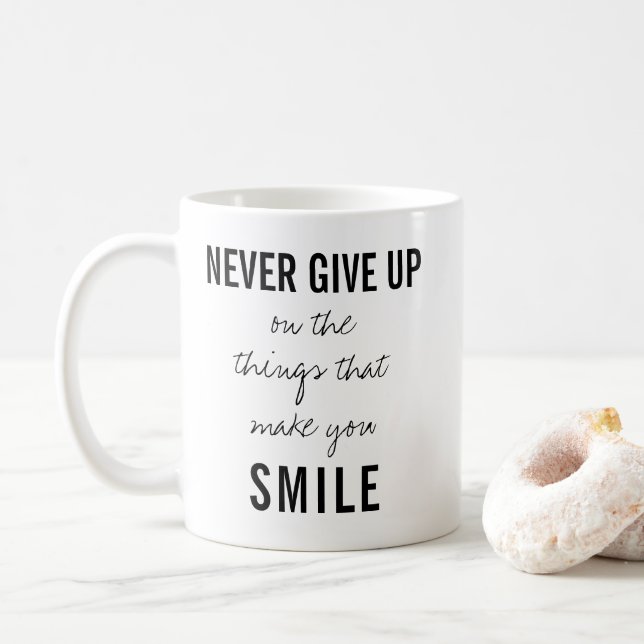 Taza De Café Nunca renunciar a la tipografía de citas positivas (Con donut)