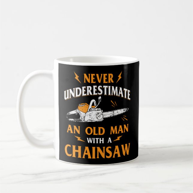 Taza De Café Nunca Subestimar Un Viejo Lumberjack En El Registr (Izquierda)