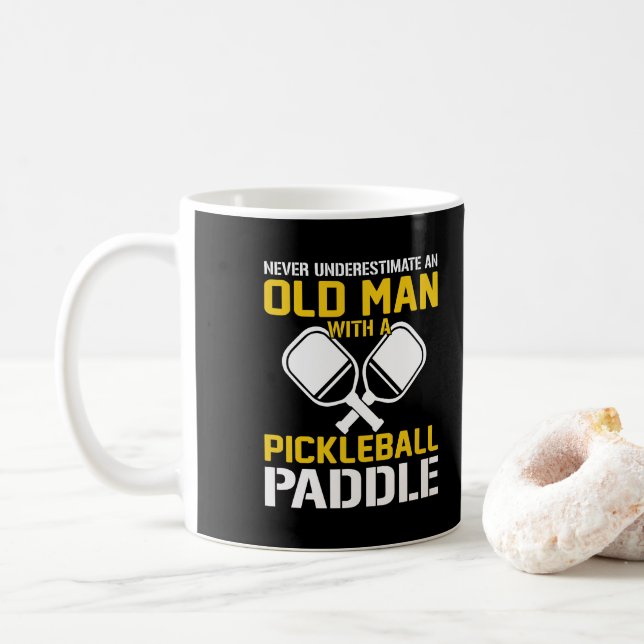 Taza De Café Nunca subestimen a un anciano con una pelota (Con donut)