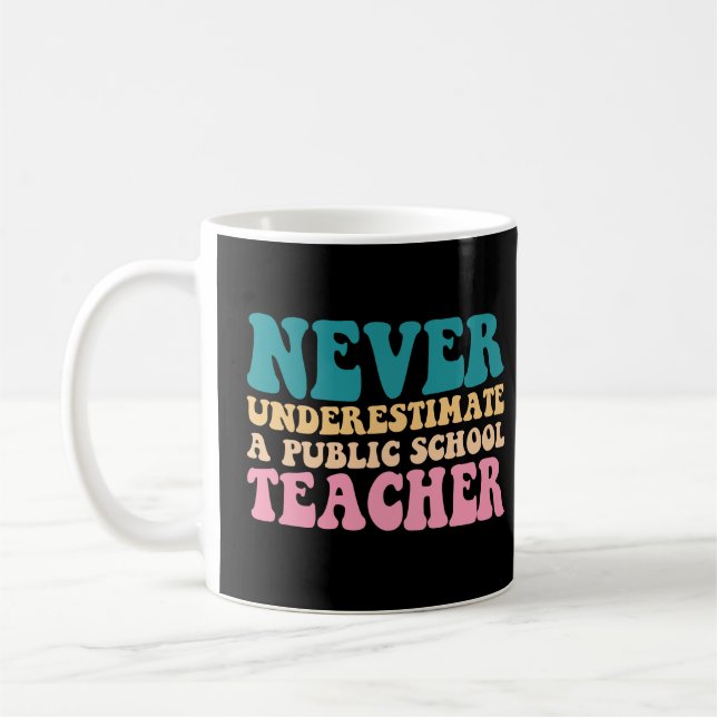 Taza De Café Nunca Subestimes A Las Profesoras De Escuelas Públ (Izquierda)