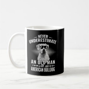 Taza De Café Nunca subestimes a un anciano con un anciano norte