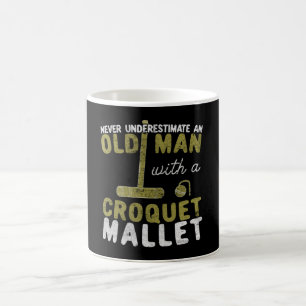 Taza De Café Nunca subestimes a un anciano con un croquet