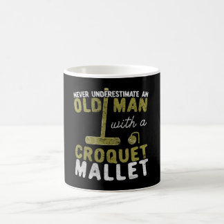 Taza De Café Nunca subestimes a un anciano con un croquet