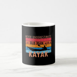 Taza De Café Nunca subestimes a un anciano con un Kayak