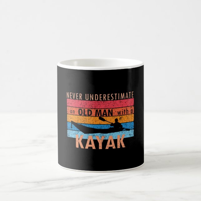 Taza De Café Nunca subestimes a un anciano con un Kayak (Centro)