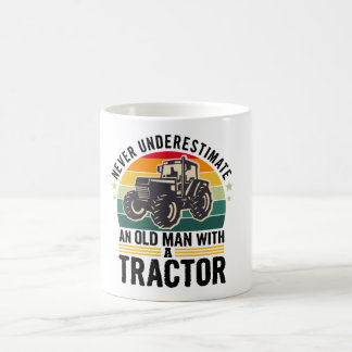 Taza De Café Nunca subestimes a un anciano con un tractor