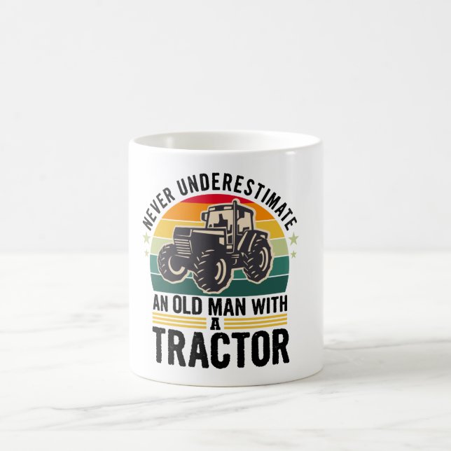 Taza De Café Nunca subestimes a un anciano con un tractor (Centro)