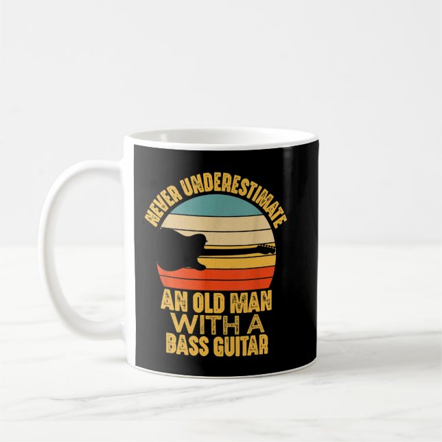Taza De Café Nunca subestimes a un anciano con una guitarra baj (Izquierda)