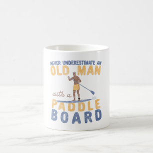 Taza De Café Nunca subestimes a un anciano con una tabla de rem