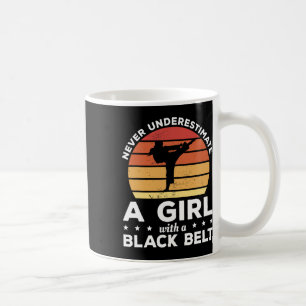 Taza De Café Nunca Subestimes A Un Chica Con Un Marti De Cintur