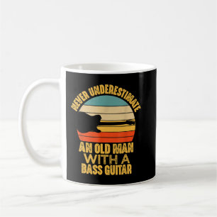 Taza De Café Nunca Subestimes a un Hombre Mayor Con un Bajo