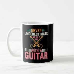 Taza De Café Nunca Subestimes a un Hombre Mayor con una Guitarr