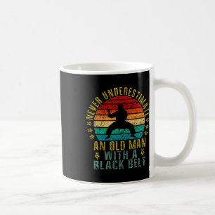 Taza De Café Nunca Subestimes A Un Viejo Con Un Cinturón Negro