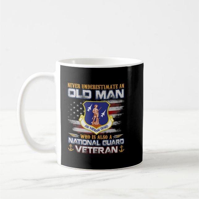 Taza De Café Nunca subestimes a un viejo guardia nacional vete (Izquierda)