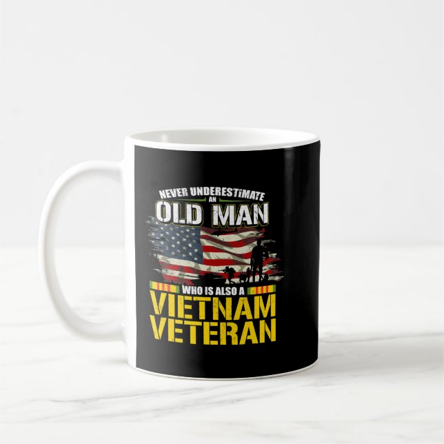 Taza De Café Nunca subestimes a un viejo hombre veterano de Vie (Izquierda)