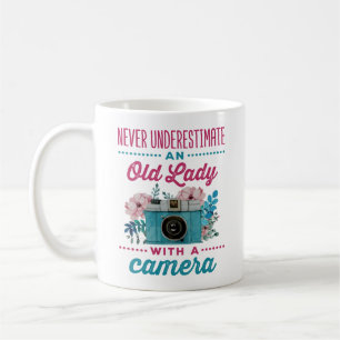 Taza De Café Nunca subestimes a una anciana con cámara